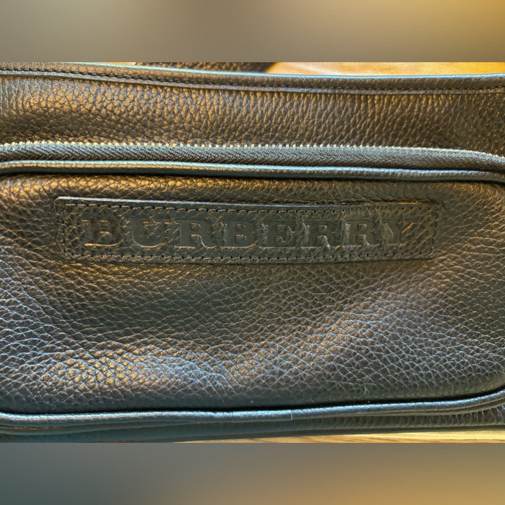 Burberry Embossed Logo Black Grainy Leather Purse— LIKE NEW - Picture 4 of 6